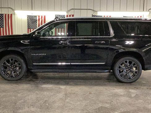 Used 2024 GMC Yukon XL SLT w/ SLT Luxury Package image 6