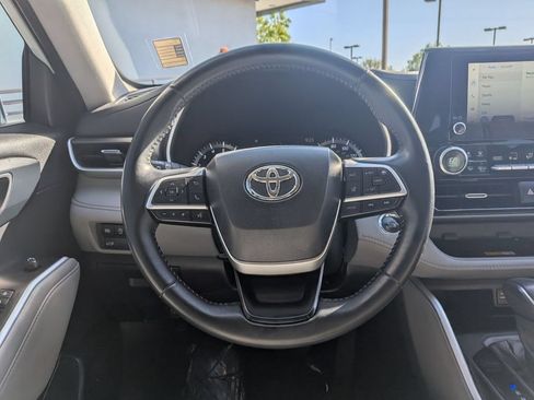 Used 2022 Toyota Highlander XLE AWD/4WD image 19