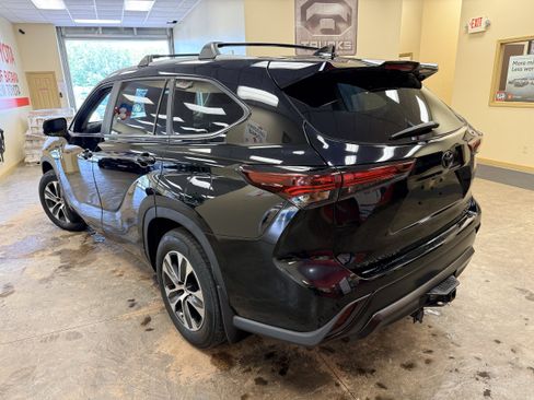 Used 2024 Toyota Highlander XLE AWD/4WD image 12