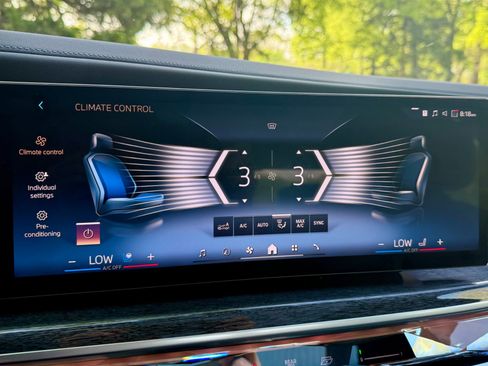 Used 2025 BMW 760i xDrive w/ Executive Package image 20