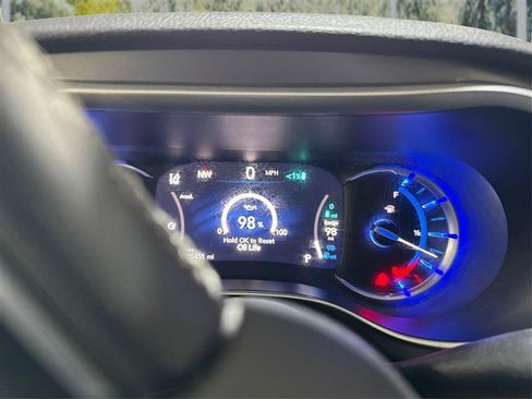 Used 2023 Chrysler Pacifica Touring-L w/ Uconnect Theater Family Group FWD image 17