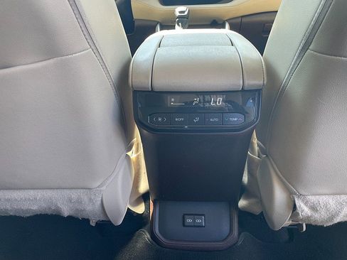 Used 2022 Toyota Highlander XLE image 35