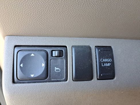 Used 2011 Nissan Frontier SL image 32