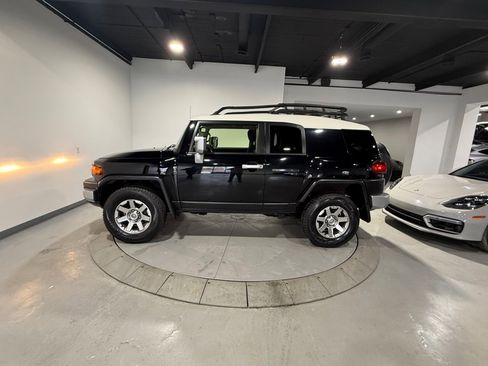 Used 2014 Toyota FJ Cruiser 4WD image 23