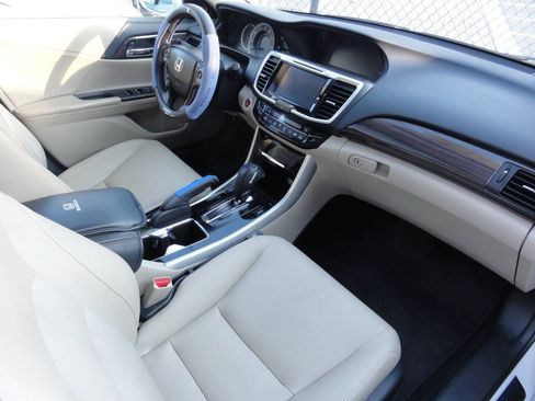 Used 2017 Honda Accord EX-L image 10