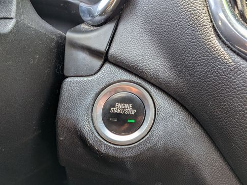 Used 2018 Chevrolet Equinox LT FWD image 14
