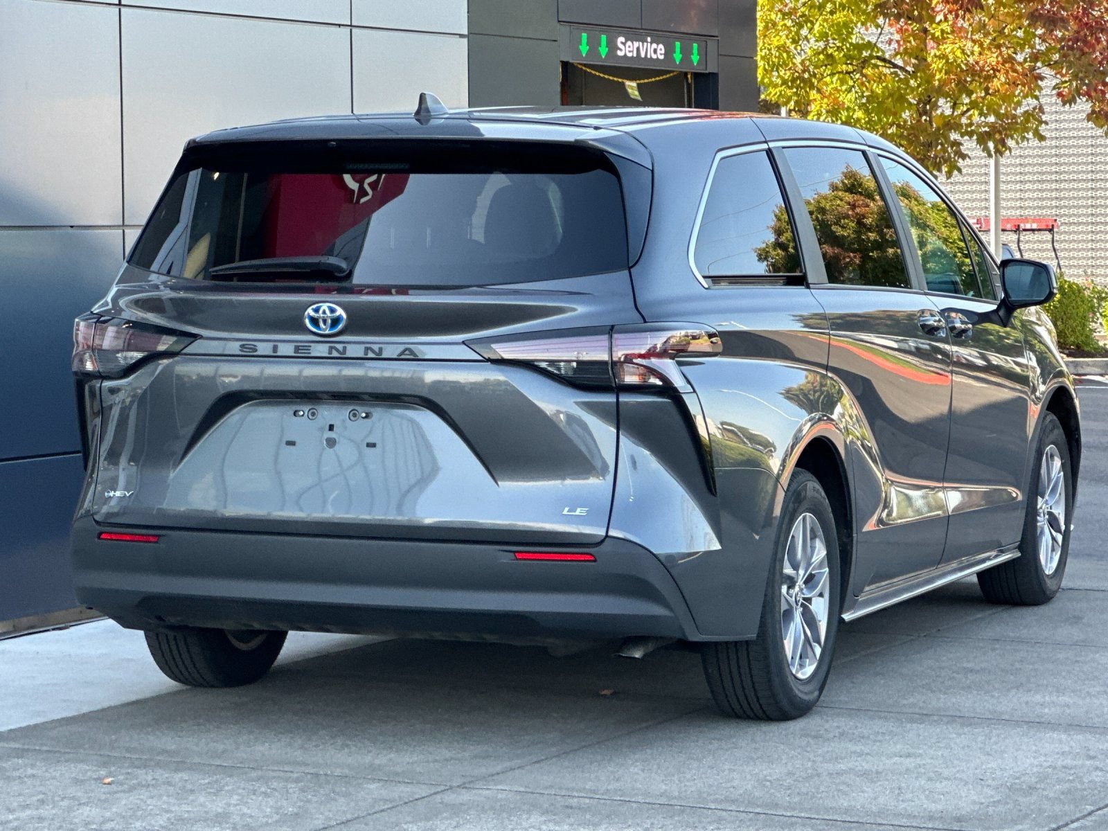 Used 2025 Toyota Sienna LE FWD image 3