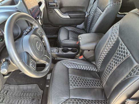Used 2017 Jeep Wrangler Unlimited Sahara w/ Connectivity Group AWD/4WD image 9