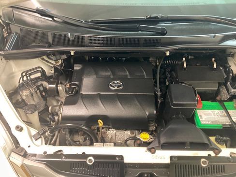 Used 2014 Toyota Sienna XLE image 3