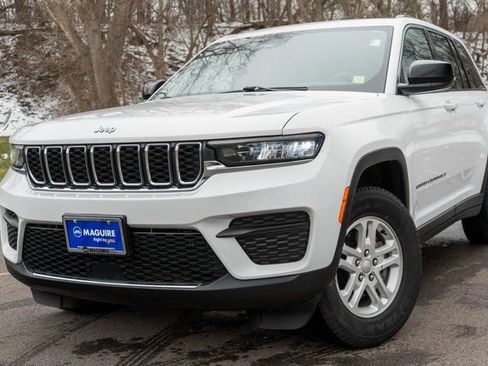 Used 2023 Jeep Grand Cherokee Laredo AWD/4WD image 1