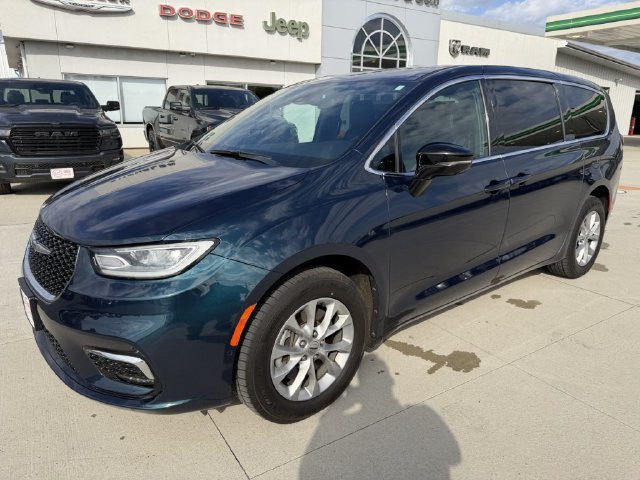 Used 2025 Chrysler Pacifica Select w/ Uconnect Theater Family Group AWD/4WD image 5