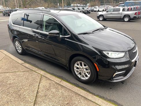 Used 2020 Chrysler Pacifica Touring-L image 3