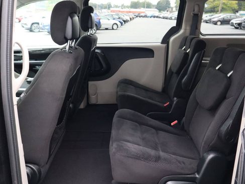 Used 2016 Dodge Grand Caravan SXT w/ UConnect Hands-Free Group FWD image 5