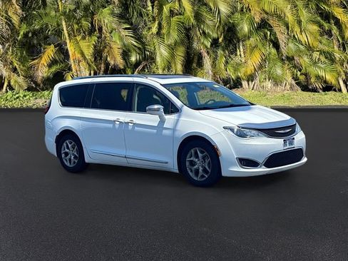Used 2019 Chrysler Pacifica Limited FWD image 2