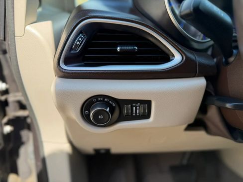 Used 2020 Chrysler Pacifica Touring-L FWD image 40