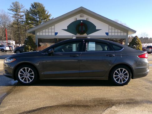 Used 2017 Ford Fusion SE w/ Fusion SE Technology Package image 3