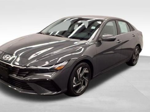 Used 2025 Hyundai Elantra SEL image 3