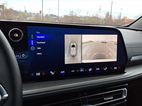 Used 2025 Chevrolet Traverse LT w/ Driver Confidence Package image 8