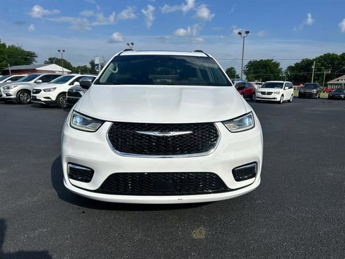Used 2023 Chrysler Pacifica Limited w/ Uconnect Theater Family Group AWD/4WD image 2