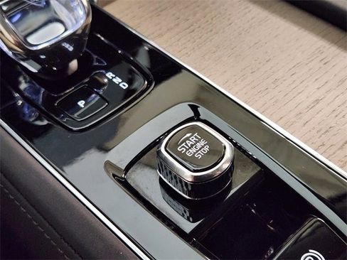 Used 2025 Volvo XC90 B5 Plus image 21