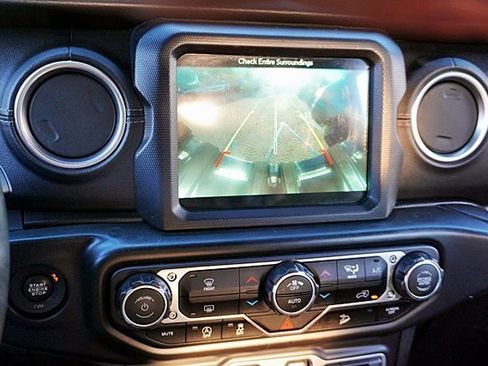 Used 2018 Jeep Wrangler Unlimited Sahara image 28