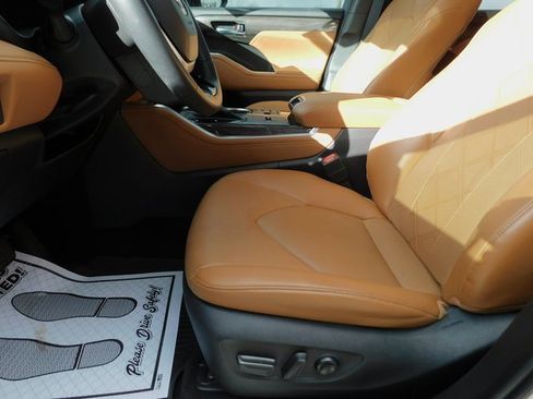 Used 2023 Toyota Highlander Platinum image 28