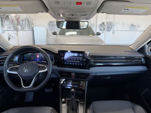 Used 2025 Volkswagen Jetta SE image 32