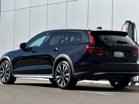 Used 2025 Volvo V60 B5 Cross Country Ultra w/ Protection Package Premier image 3