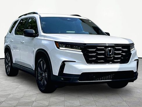 Used 2025 Honda Pilot Sport image 3