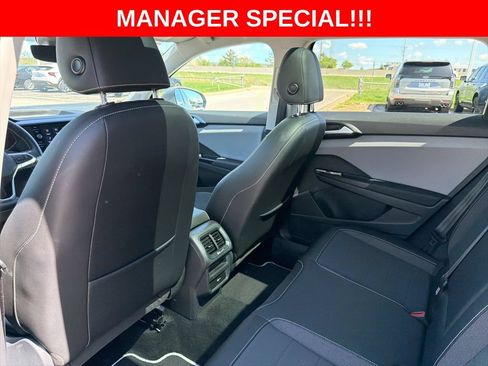 Used 2023 Volkswagen Taos SE w/ Panoramic Sunroof Package AWD/4WD image 14