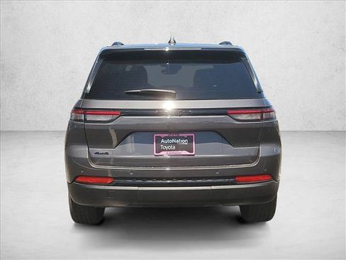 Used 2025 Jeep Grand Cherokee Altitude AWD/4WD image 8