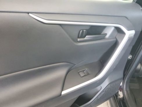 Used 2019 Toyota RAV4 LE image 9