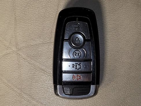 Used 2018 Ford Edge Titanium w/ Technology Package AWD/4WD image 32