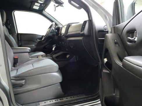 Used 2023 Nissan Frontier SV w/ Midnight Edition Package image 10