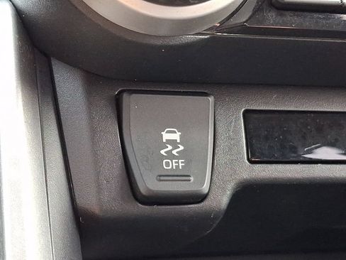 Used 2019 Toyota RAV4 LE AWD/4WD image 24