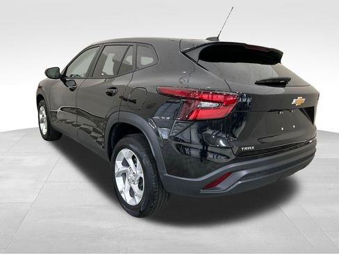 Used 2025 Chevrolet Trax LS w/ LS Convenience Package FWD image 3