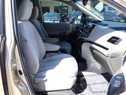 Used 2011 Toyota Sienna LE FWD image 16