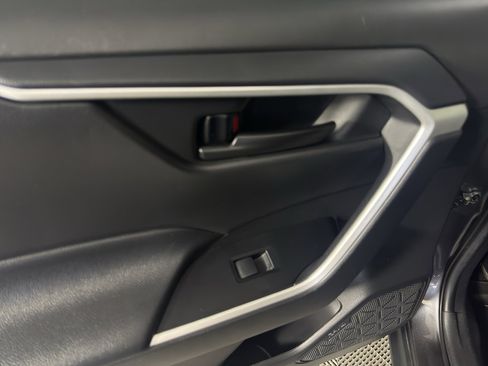 Used 2021 Toyota RAV4 LE FWD image 30