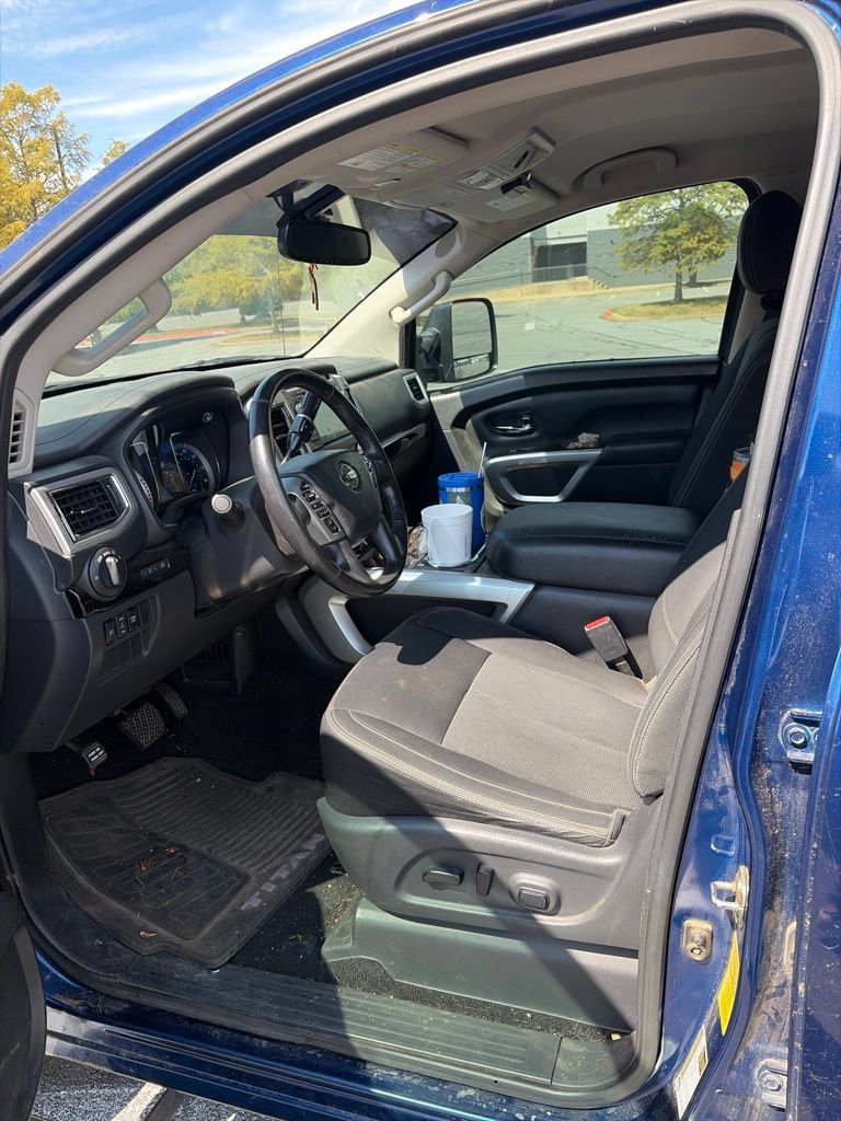 Used 2019 Nissan Titan SV w/ SV Convenience Package AWD/4WD image 4