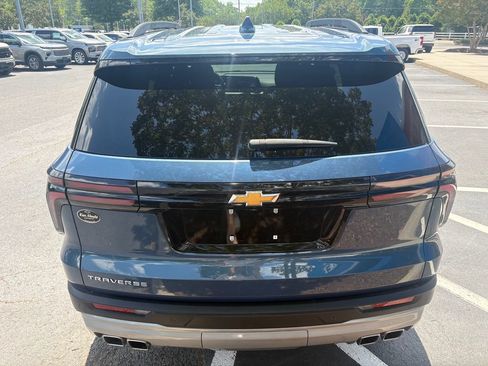 Used 2025 Chevrolet Traverse LT FWD image 13