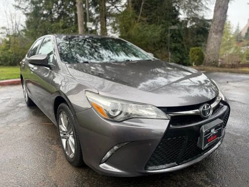 Used 2017 Toyota Camry SE image 3