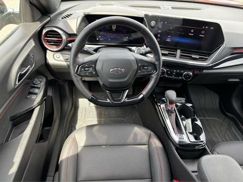 Used 2025 Chevrolet Trax RS w/ Driver Confidence Package FWD image 18