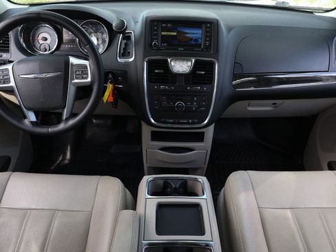 Used 2013 Chrysler Town & Country Touring FWD image 21