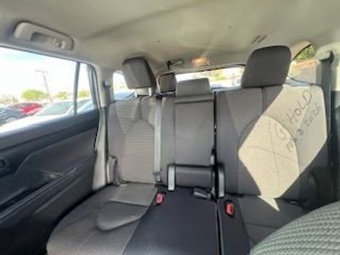 Used 2025 Toyota Highlander LE image 16