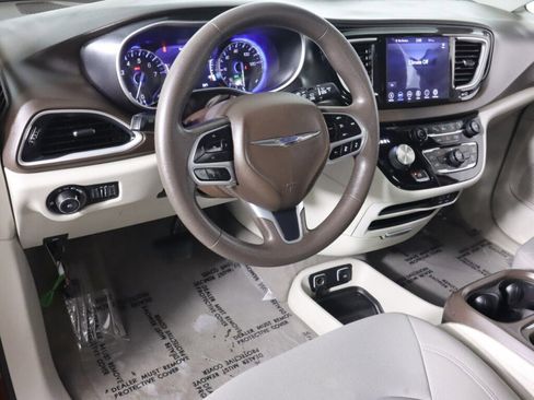 Used 2020 Chrysler Pacifica Touring w/ Advanced Safetytec Group image 9