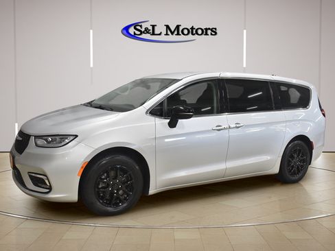 Certified 2024 Chrysler Pacifica Touring-L FWD image 3