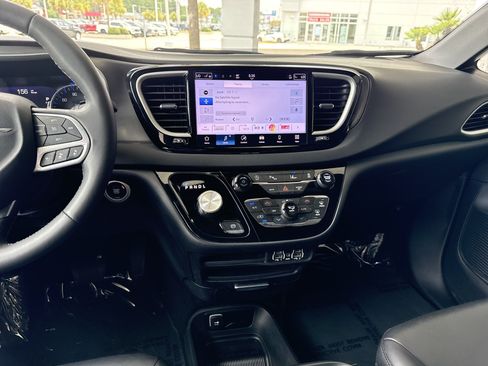 Used 2025 Chrysler Pacifica Select FWD image 27
