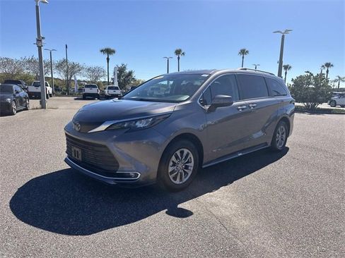 Used 2024 Toyota Sienna XLE image 8