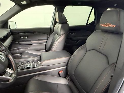 Used 2025 Honda Pilot TrailSport image 28