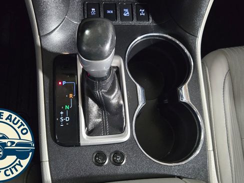 Used 2019 Toyota Highlander Plus AWD/4WD image 17